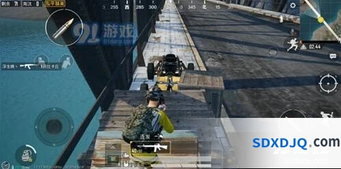 和平精英怎么在桥上收快递